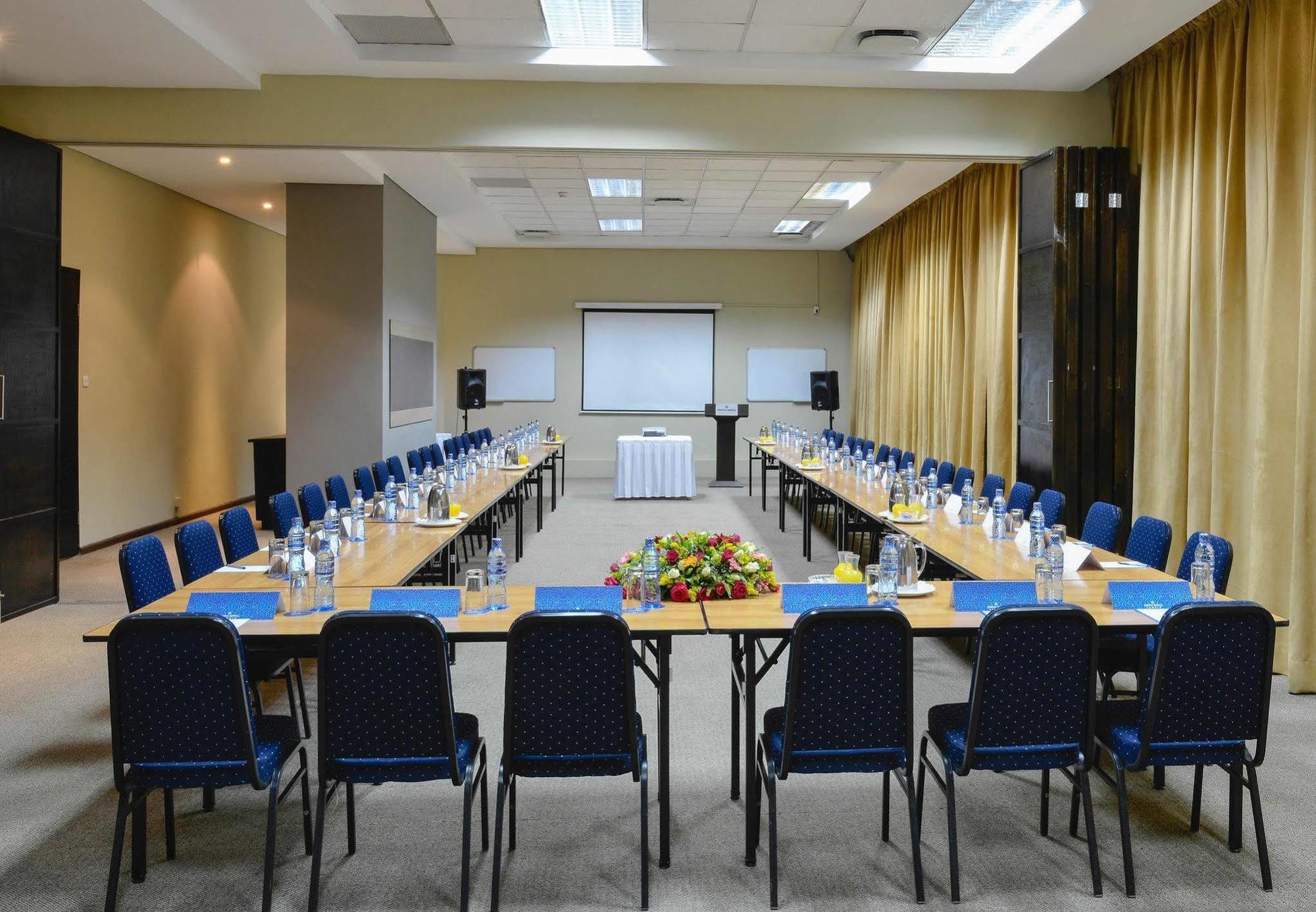Protea Hotel Lusaka Cairo Road Bagian luar foto